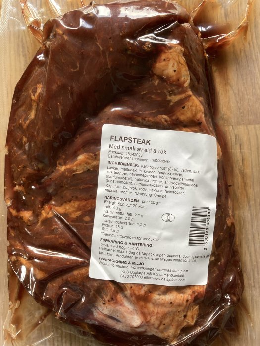 Vakuumpackad flapsteak med smak av eld och rök, informationsetikett med ingredienser och näringsvärden, köttprodukt.