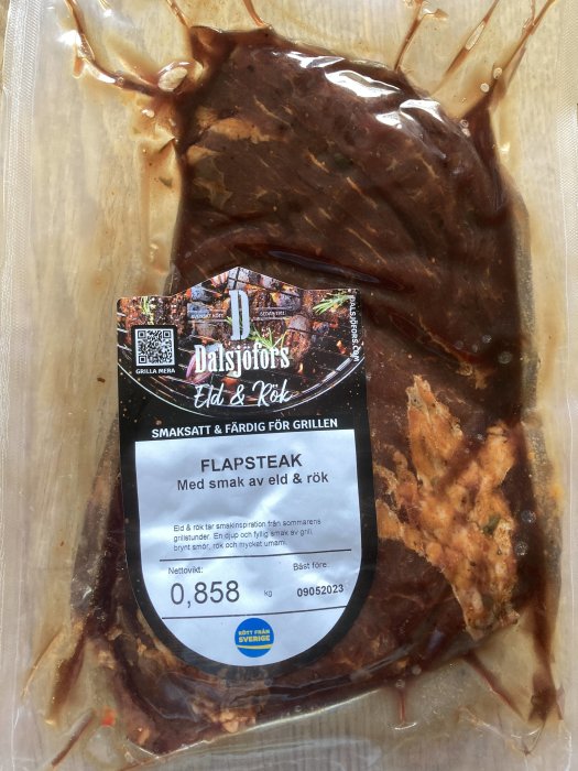 Förpackad flapsteak med eld och röksmak, redo för grillen, väger 0,858 kg, "Kött från Sverige" etikett.