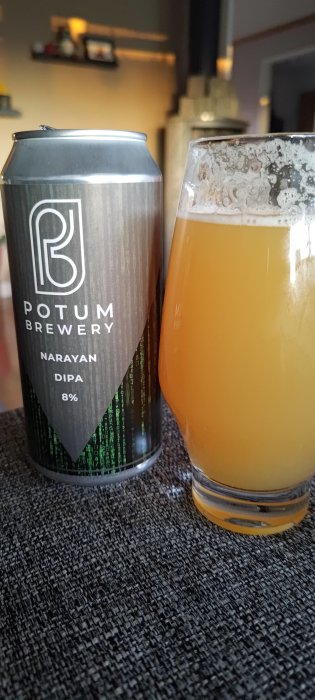 En burk öl från Potum Brewery och ett glas med häll up öl.