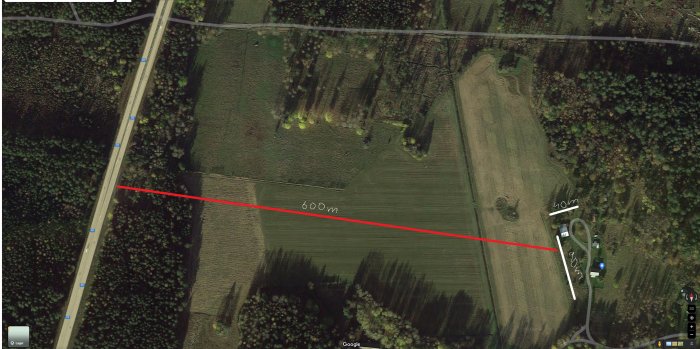 Satellitbild visar väg genom landskap med skog och fält, röd linje markerar avstånd på 600 meter.
