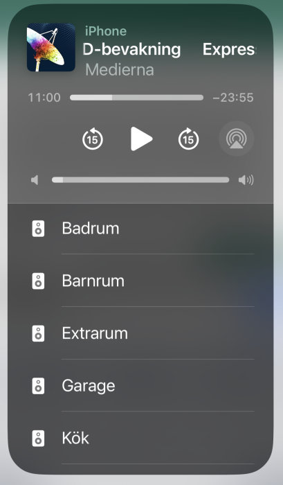 Skärmdump från en iPhone visar D-bevakning-app med rumnamn som badrum, barnrum, extrarum, garage, kök.