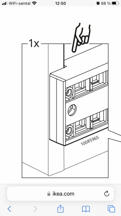 Möbelmonteringsinstruktion, skåp, svartvit, skruvar, IKEA webbadress, smartphone skärmdump, handskriven notering.