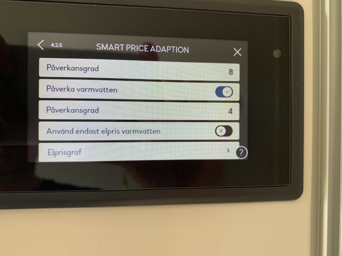 Digital display med inställningar för smart prisadaption för effekt och varmvatten i ett hemautomationssystem.