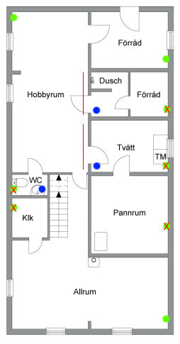 Ritning av husets nedre våning med rum, dusch, wc, och förvaringsutrymmen markerade, samt några annoteringar.