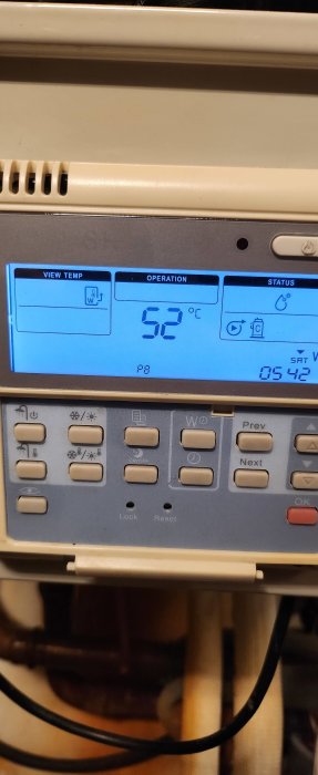 Kontrollpanel för utrustning visar temperatur 52 grader Fahrenheit och olika driftslägen och statusindikatorer.