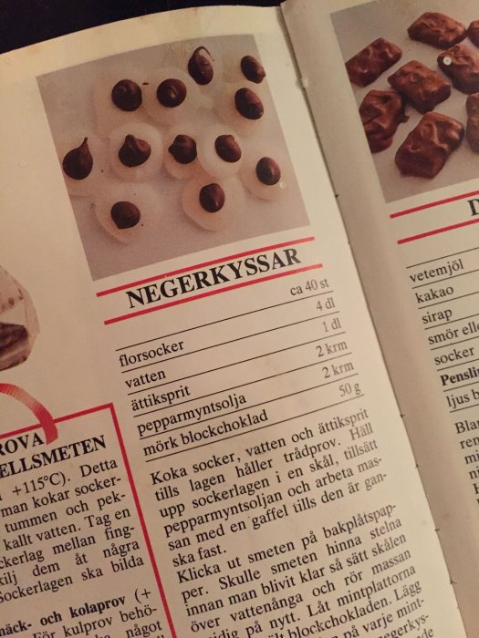 Kokbokssida, recept med bild, maränger med chokladtoppar, ingredienser listade, klassiskt bakverk.