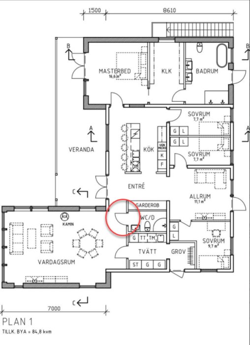 Arkitektonisk ritning av en våning, inkluderar sovrum, badrum, kök, vardagsrum. Cirkelmarkerad detalj mitt i bilden.