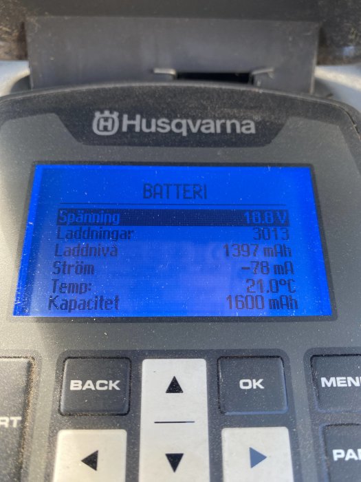 LCD-display visar batteristatus för Husqvarna-enhet, inkluderar spänning, laddningscykler, ström, temperatur, kapacitet.
