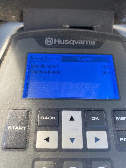 Display av Husqvarna utrustning med menyer, statusindikatorer för signal och laddning, kontrollknappar synliga.