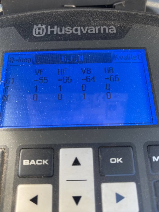 Digital skärm på Husqvarna-enhet som visar tekniska mätvärden och inställningsknappar.