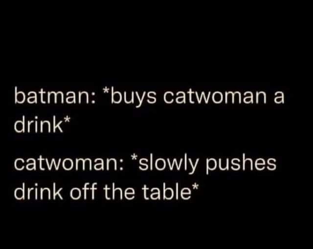 Humoristisk text som simulerar Batman och Catwoman, där en drink köps och avvisas genom symbolisk kattbeteende.