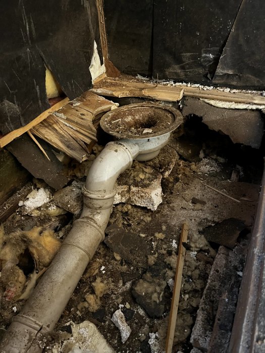 Gamla VVS-rör och skadad inredning i förfall, avfall och rörsystem synligt, behov av reparation eller renovering.