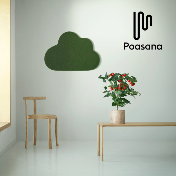Minimalistiskt rum med stol, bord, växt, molnformad ljudabsorbent och "Poasana" logo på väggen.