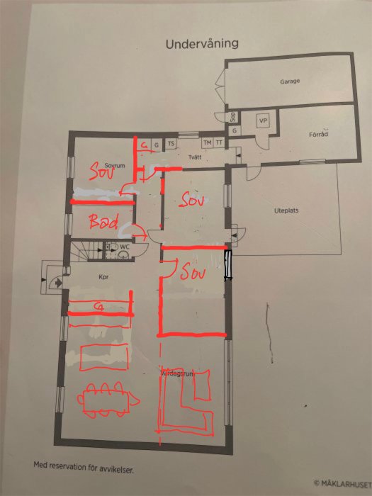 Ritning över våningsplan med handskrivna anteckningar, skissade möbler och röda markeringar för ändringar.