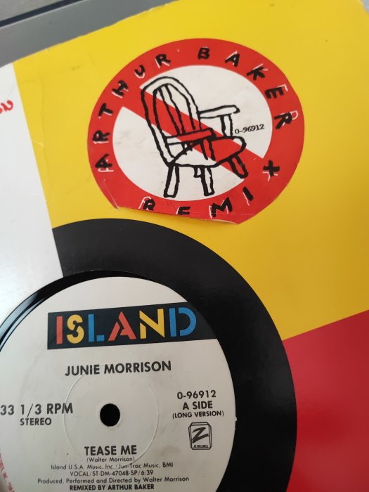 Två vinylskivor, en med "Arthur Baker Remix"-etikett, den andra från "Island Records" med artisten Junie Morrison.