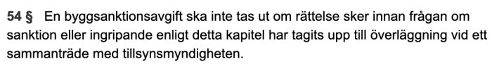 Svensk text om byggsanktionsavgift och rättelseprocess i samband med tillsynsmyndighetens överläggning. (20 ord)