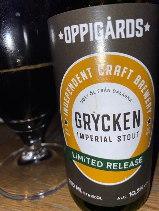 Ölflaska av Oppigårds bryggeri, Grycken Imperial Stout, limited release, alkoholstyrka 10,5%, mörk bakgrund.