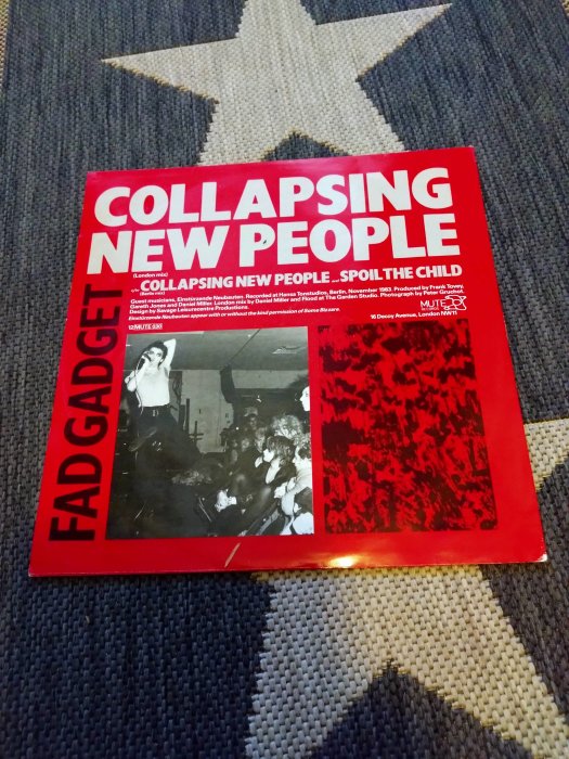 Fad Gadget-skivomslag, "Collapsing New People," rött, svartvitt foto, mönstrad matta.
