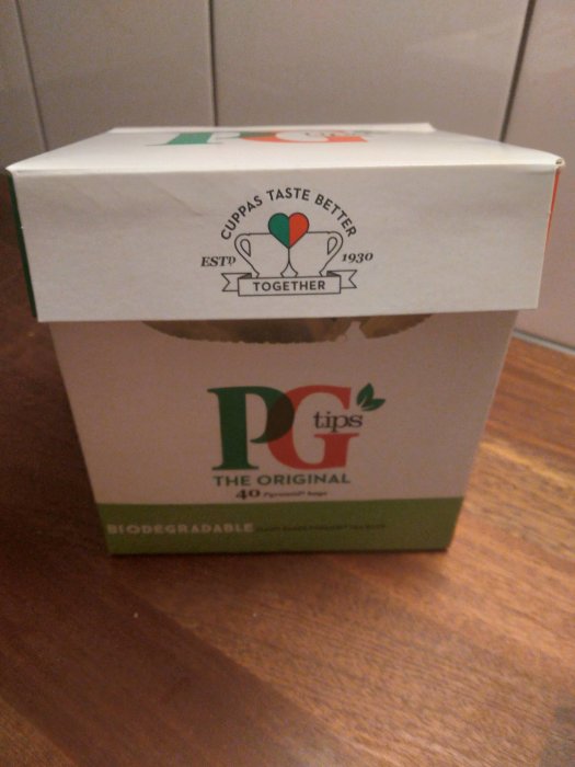 PG Tips-teförpackning, "The Original", 40 biologiskt nedbrytbara påsar, grundläggande gröna och vita färger.