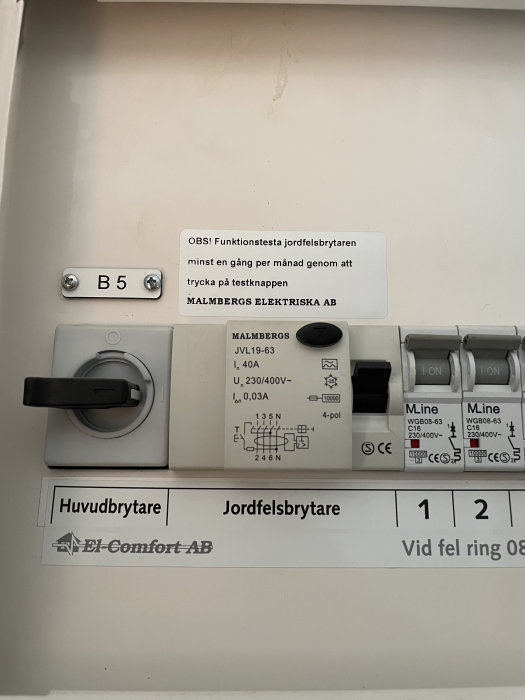 Elektrisk säkerhetsanordning, inklusive huvudbrytare, jordfelsbrytare, varningsetiketter, installationsinformation.