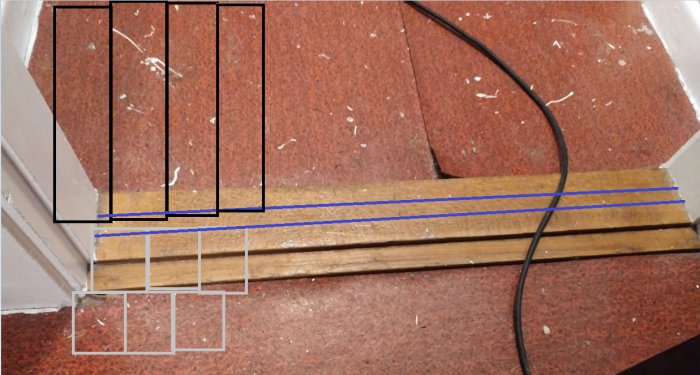 Rödbrun matta, trätrappsteg, svart kabel, överlagd med linjer och rutor, måttmarkeringar eller guidelines.