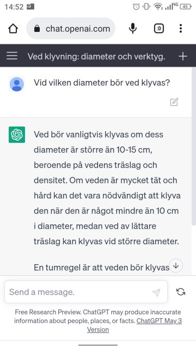 Skärmdump av en webbläsare visar diskussion om vedklyvning, text på svenska, OpenAI-logotyp syns.