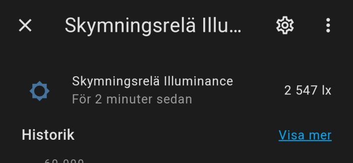 Skärmdump av en användargränssnitt med text, inställningsikon, och siffror som visar ljusstyrka eller datamätvärde.