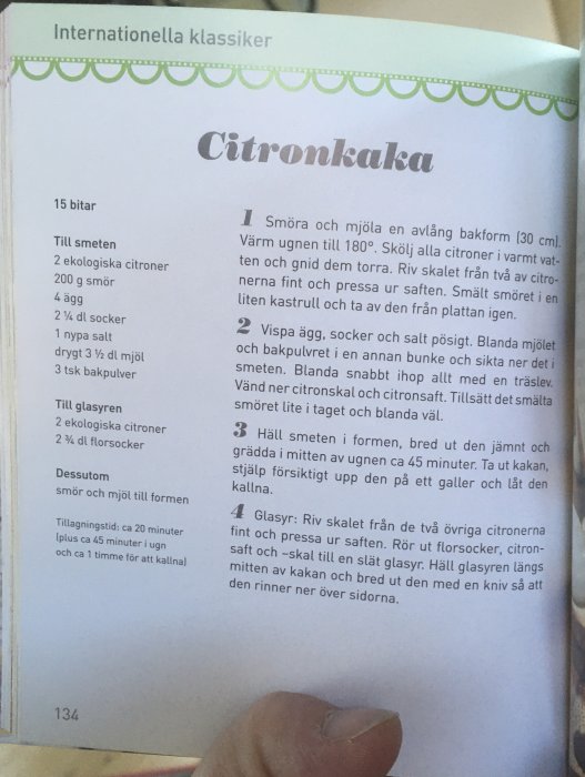 Recept på citronkaka i kokbok med ingredienser och instruktioner.
