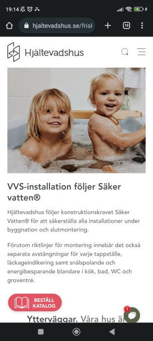 Två glada barn i badkar med bubblor, leker. Webbsida om VVS med fokus på säkerhet och effektivitet.