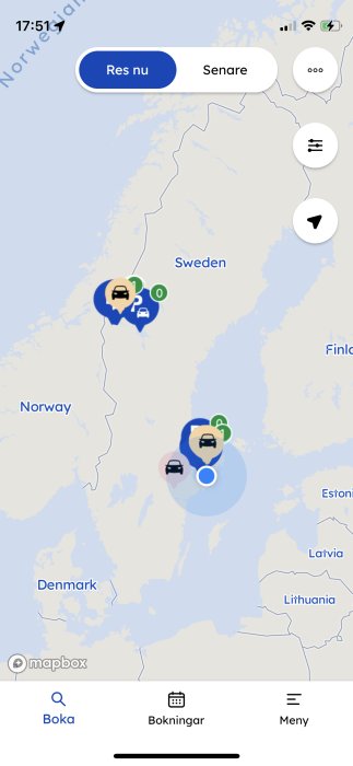 En karta med positionsmarkörer i Sverige, knappar för bokning, tid och anslutningar, på svenska, mobilskärm.