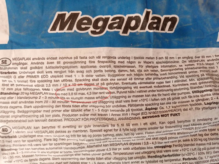 Tekniskt datablad för Megaplan, anvisningar för golvavjämning, produktinformation, delvis skrynkligt papper.