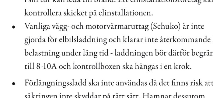 Text om elinstallationer, varnar för risker med vanliga uttag och förlängningssladdar vid elbilsladdning.