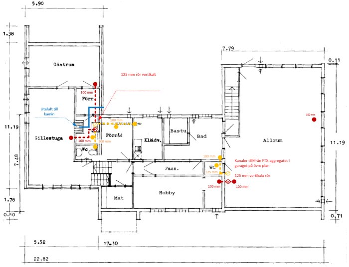 Arkitektonisk ritning, husplan, märkningar för ventilation och rör, måttsatt layout, flera rum och funktioner.