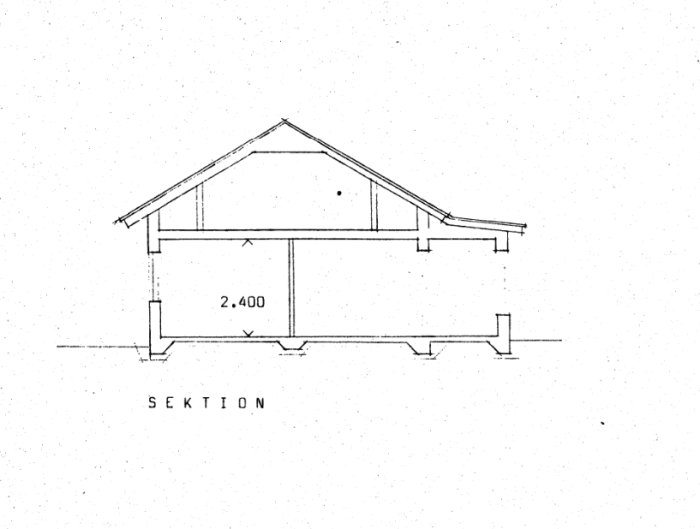 Arkitektonisk sektion av hus med mått, snitt genom byggnad, ritning, teknisk dokumentation, enkelt tak, konstruktionsskiss.