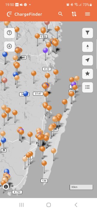 Kartapplikation som visar laddstationer för elbilar längs vägar och i städer.