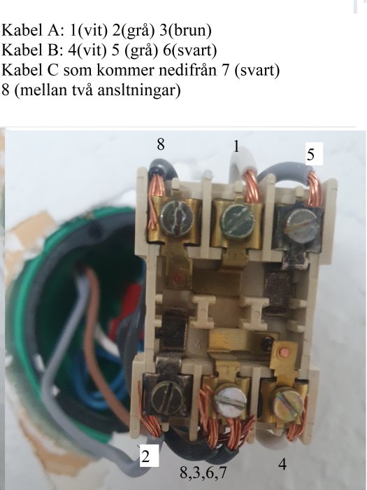 Bild på en elektrisk komponent med anslutna kablar och numrerade anslutningspunkter.