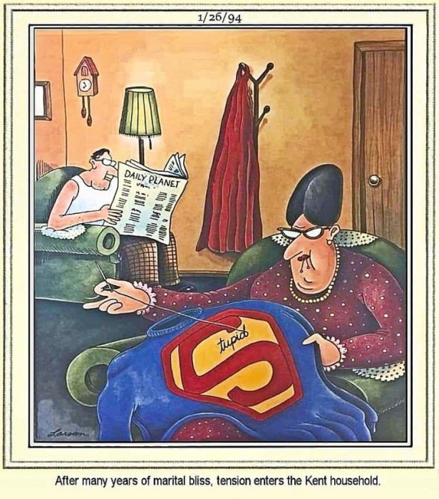 Äldre par i vardagsrum, mannen läser tidningen, kvinnan syr och rynkar ögonbrynen åt en superhjälteklädsel. Satirisk, färgglad teckning.