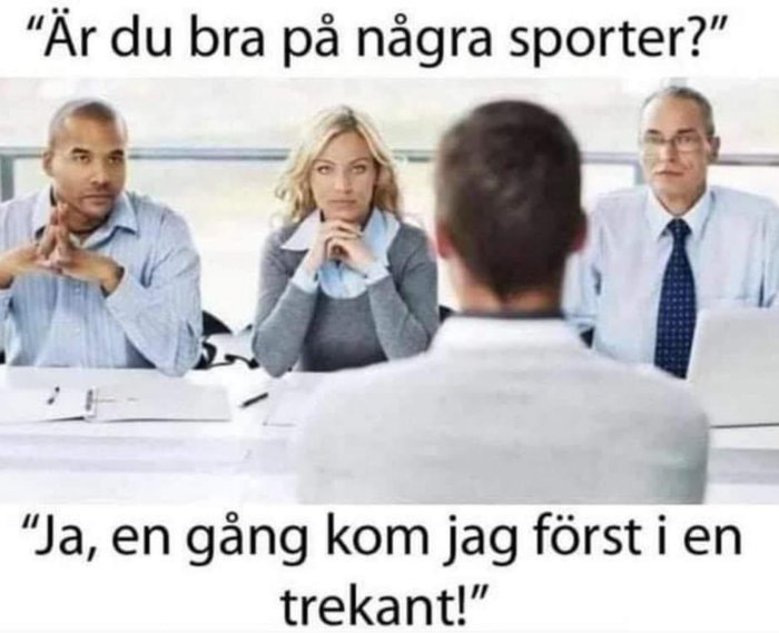 Tre personer i affärsmiljö, en intervju, textbubblor med ordvits, viss förvåning eller skepticism i ansiktsuttryck.