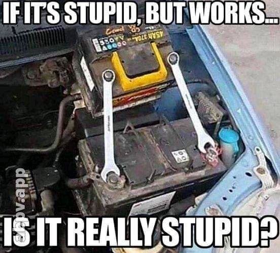 Bild på bilbatteri ihopspänt med skiftnycklar, humoristisk text ifrågasätter konventionell klokskap.