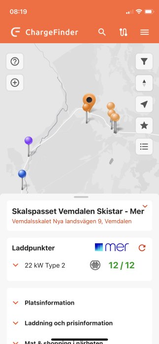 Skärmavbild av ChargeFinder-app med karta över laddstationer för elbilar, plats- och laddinformation.