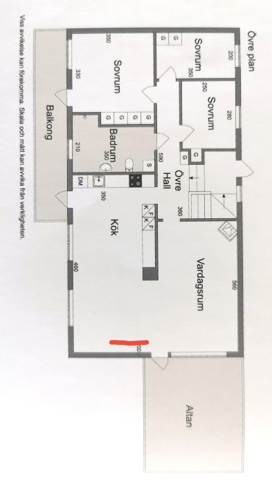 Schematisk ritning av en lägenhetsplan. Innehåller kök, vardagsrum, balkong, sovrum, badrum. Uppmätt i millimeter.