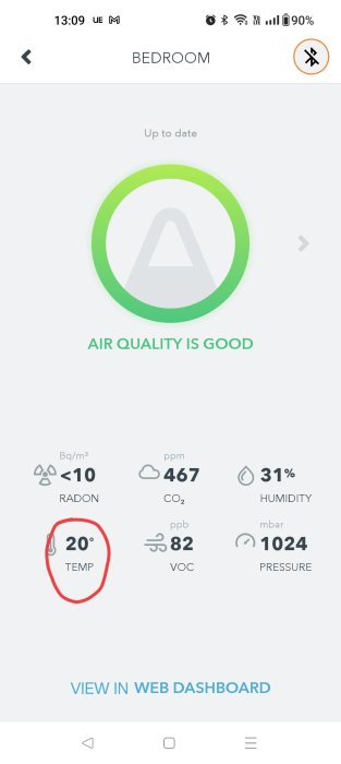 Skärmdump av en app som visar inomhusluftkvaliteten är bra i ett sovrum, inkluderar temperatur och andra mätvärden.
