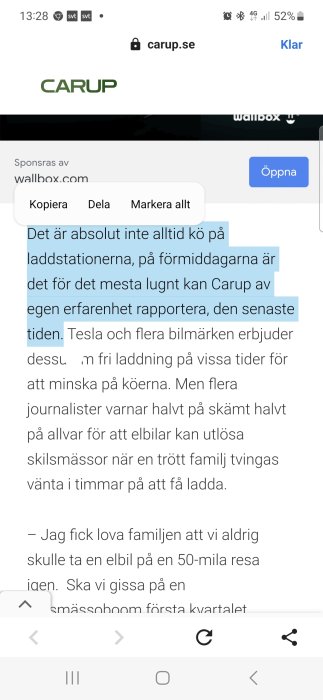 Skärmbild av en artikel om elbilsladdning, köer vid laddstationer och den potentiella påverkan på familjerelationer.