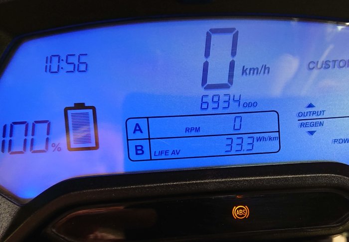 Fordonsinstrumentpanel med batteriindikator, ingen hastighet, varvräknare på noll, strömförbrukning, klockslag och ABS-varning.