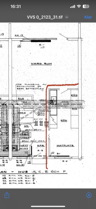 Teknisk ritning av byggnad med markerad ledning eller struktur i rött. Innehåller kök och matplats.