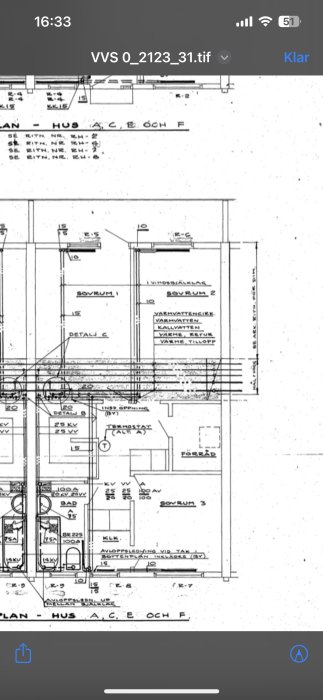 Ritning av byggnad, visar planlösning med sovrum, badrum, detaljer för VVS (Värme, Ventilation, Sanitet).