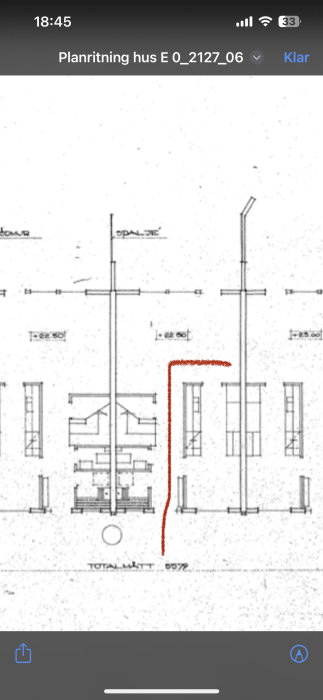 Arkitektonisk ritning av ett hus med märkta mått och sektioner, visas på en smartphone, redigering markerad i rött.