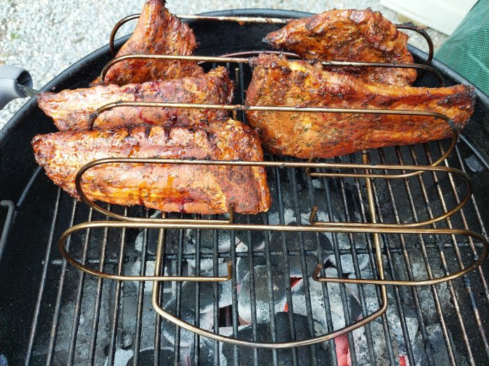 Grillade revbensspjäll med kryddblandning på kolgrill utomhus.