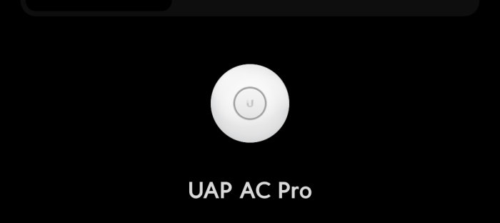 Svart bakgrund, rund enhet, symbol i mitten, text "UAP AC Pro".