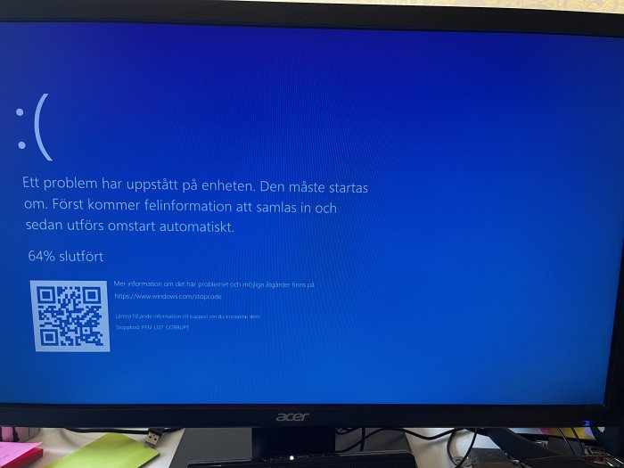 Blåskärm med felsökningsinformation på en datorskärm, Windows felmeddelande, QR-kod för hjälp.